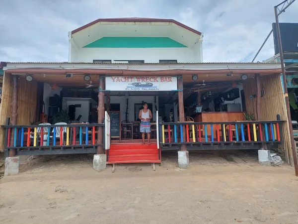 Yacht Wreck Bar