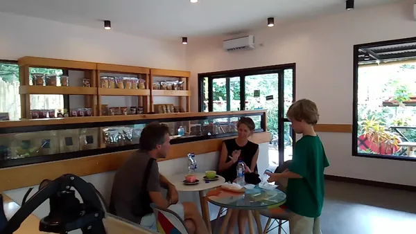 Cafe Ynani / Amiras Buco Tart Haus