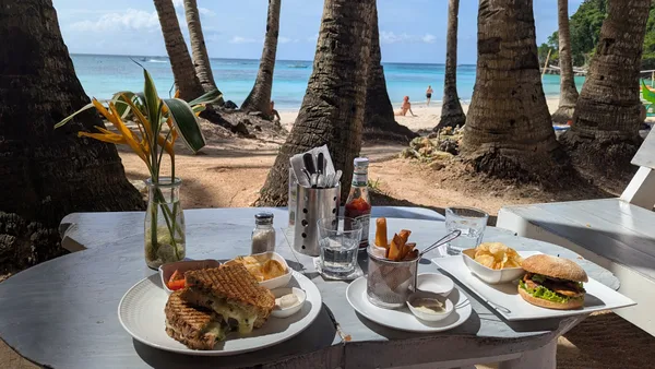 Dinibeach Bar and Restaurant